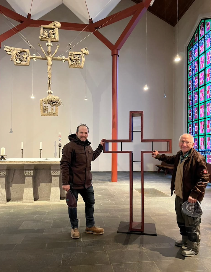 Von der Schreinerei Torrano gefertigtes Firmkreuz in einer Kirche