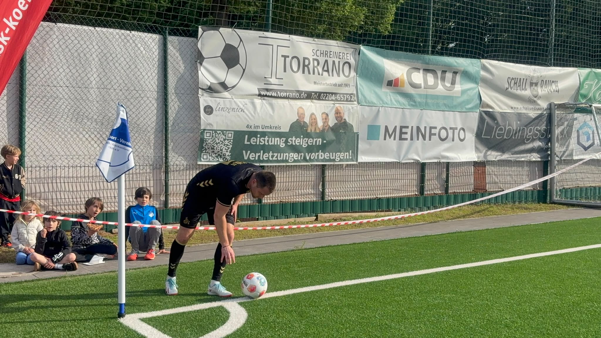 Jubiläumsspiel zum 100-jährigen Bestehen des SV Refrath mit Werbebanner der Schreinerei Torrano