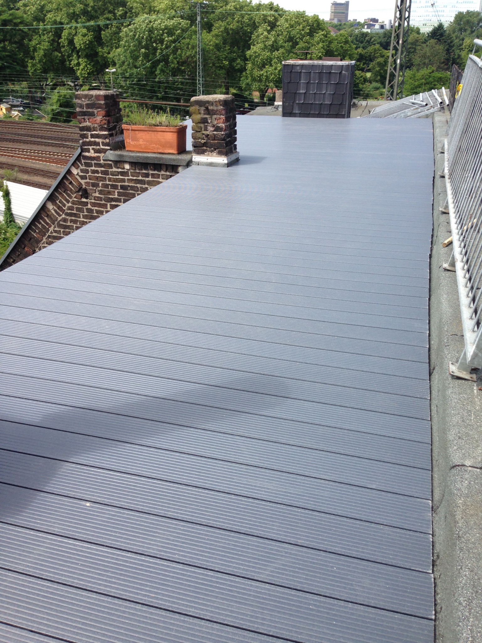 Dachterrasse mit langlebigem Dielenbelag
