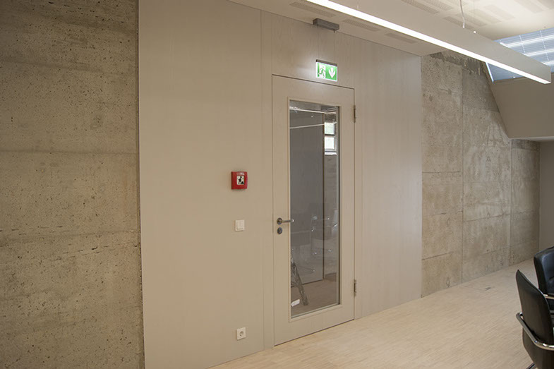 Glastür und Wandverkleidung im Büro
