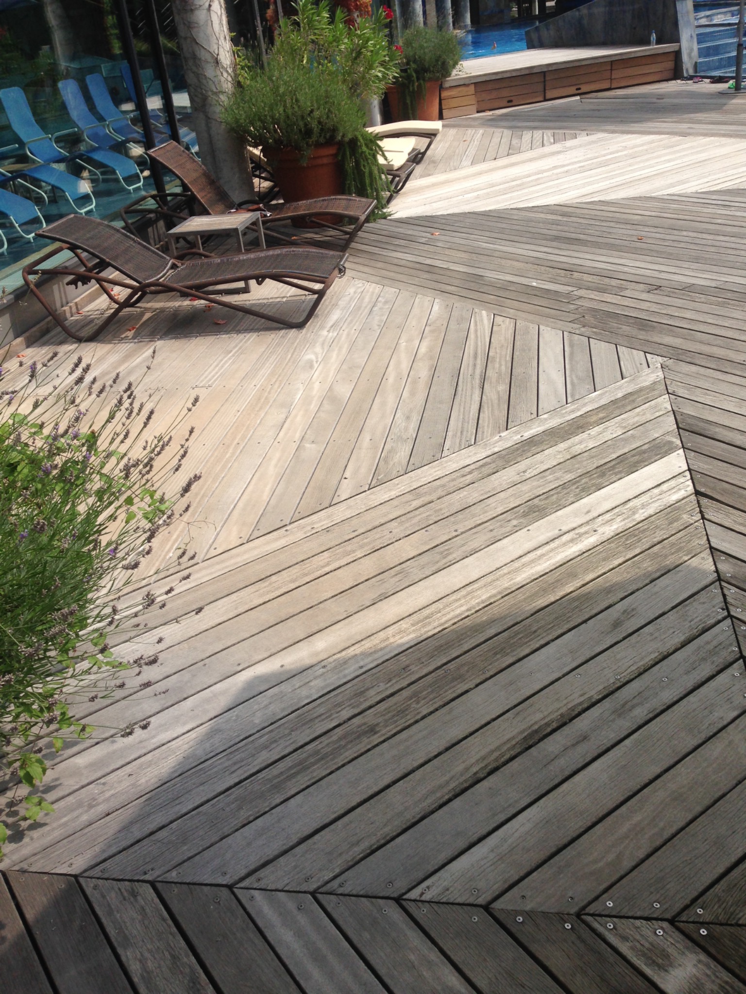 Terrassenbelag mit geometrischer Holzverlegung