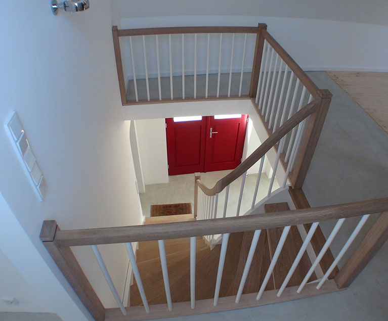 Individuelle Treppe mit Holzhandlauf